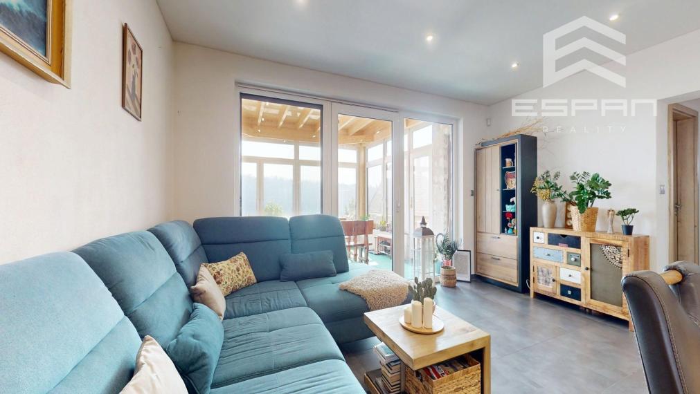 Veľkorysý rodinný dom s nerušeným výhľadom, bazénom a vlastnou prevádzkou autodielne