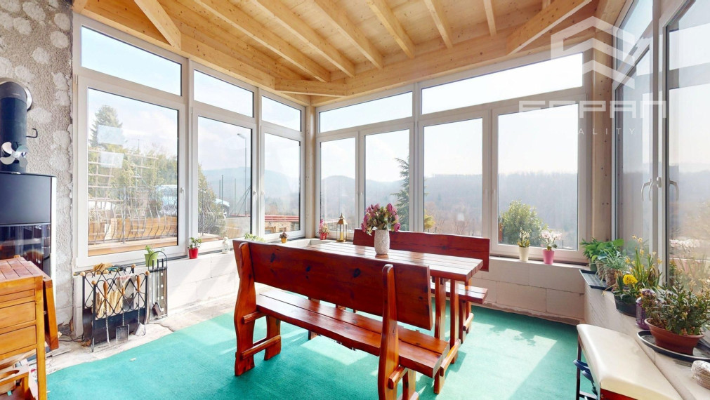 Veľkorysý rodinný dom s nerušeným výhľadom, bazénom a vlastnou prevádzkou autodielne