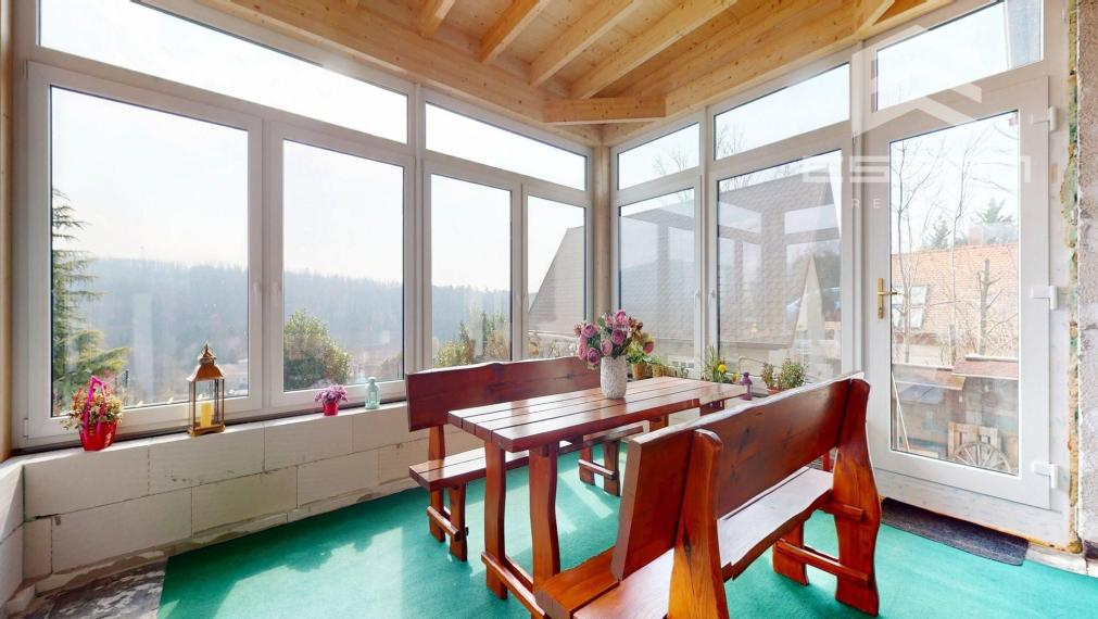 Veľkorysý rodinný dom s nerušeným výhľadom, bazénom a vlastnou prevádzkou autodielne