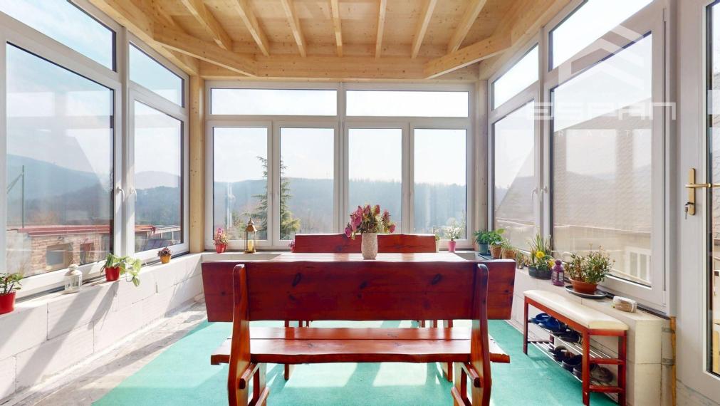 Veľkorysý rodinný dom s nerušeným výhľadom, bazénom a vlastnou prevádzkou autodielne