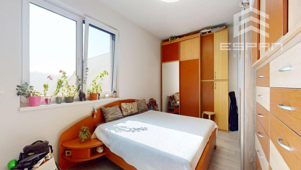 Veľkorysý rodinný dom s nerušeným výhľadom, bazénom a vlastnou prevádzkou autodielne