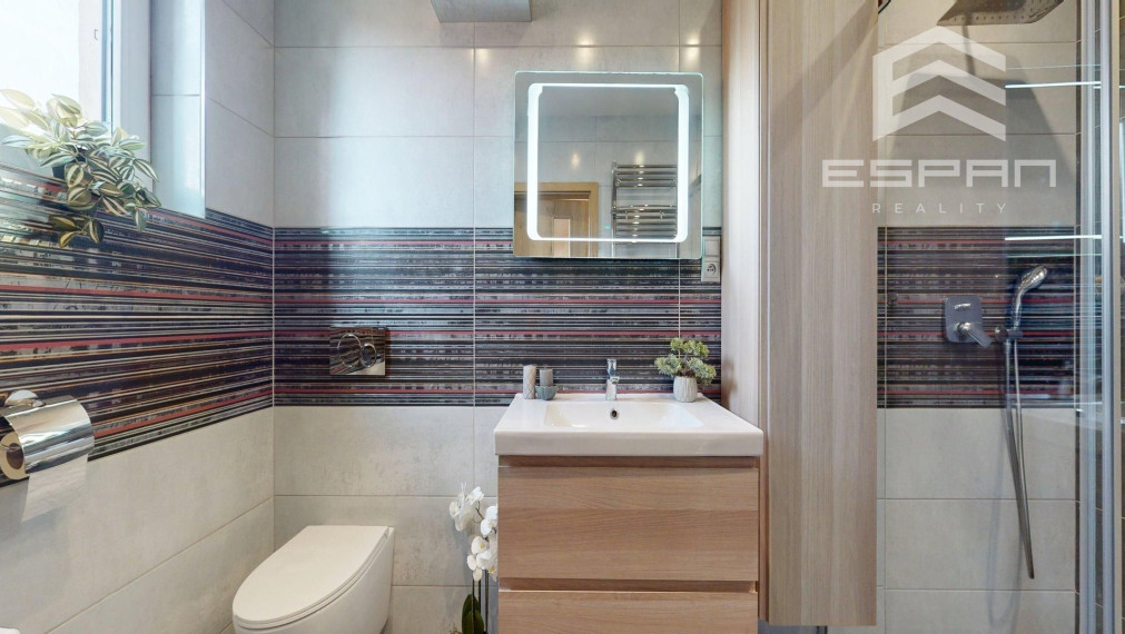 Veľkorysý rodinný dom s nerušeným výhľadom, bazénom a vlastnou prevádzkou autodielne