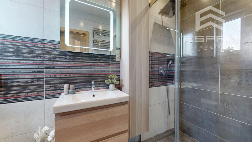 Veľkorysý rodinný dom s nerušeným výhľadom, bazénom a vlastnou prevádzkou autodielne