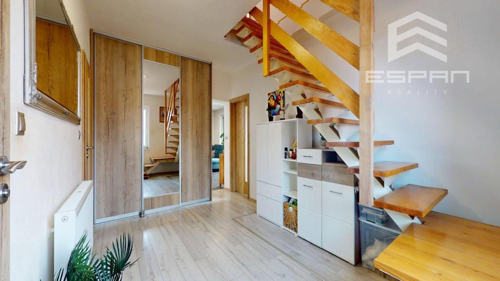 Veľkorysý rodinný dom s nerušeným výhľadom, bazénom a vlastnou prevádzkou autodielne