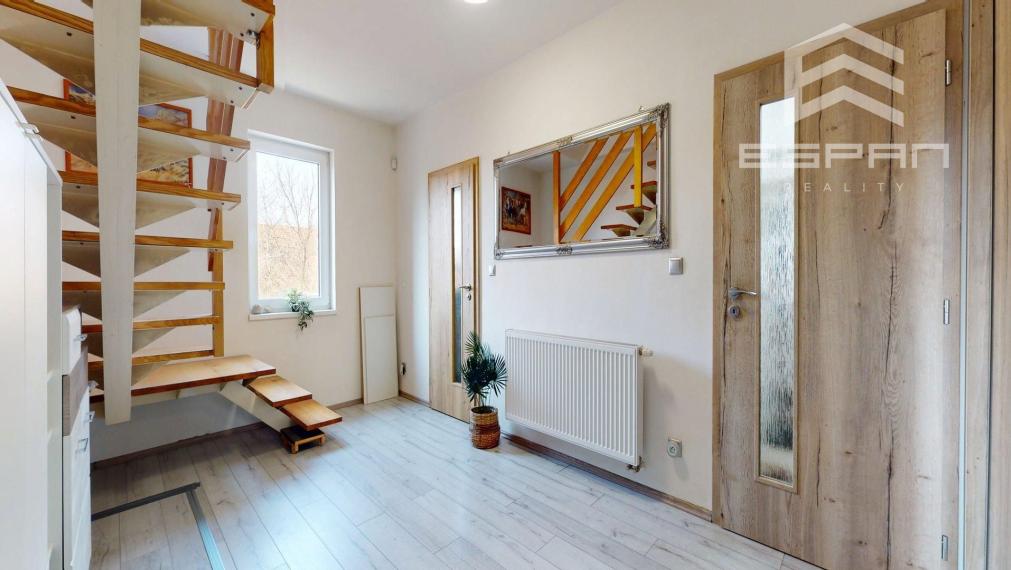 Veľkorysý rodinný dom s nerušeným výhľadom, bazénom a vlastnou prevádzkou autodielne