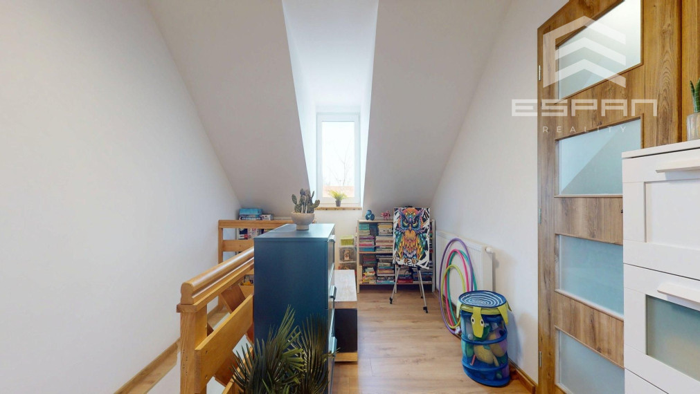 Veľkorysý rodinný dom s nerušeným výhľadom, bazénom a vlastnou prevádzkou autodielne