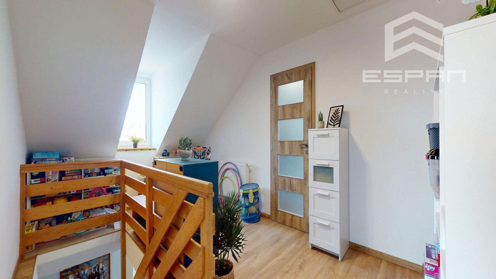 Veľkorysý rodinný dom s nerušeným výhľadom, bazénom a vlastnou prevádzkou autodielne