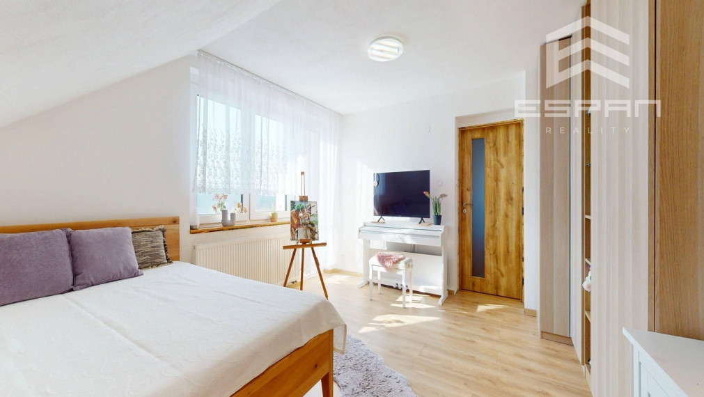 Veľkorysý rodinný dom s nerušeným výhľadom, bazénom a vlastnou prevádzkou autodielne