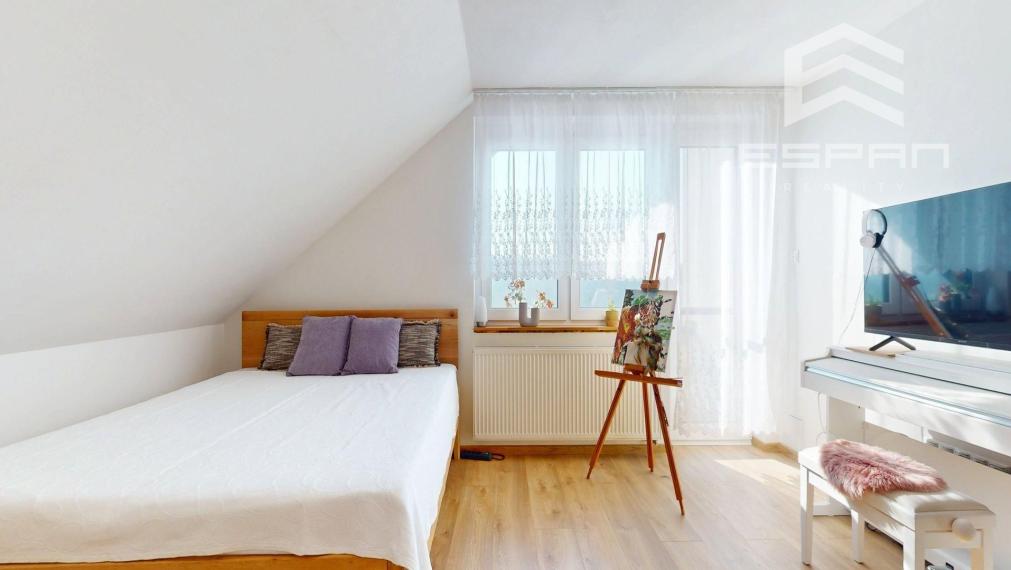 Veľkorysý rodinný dom s nerušeným výhľadom, bazénom a vlastnou prevádzkou autodielne