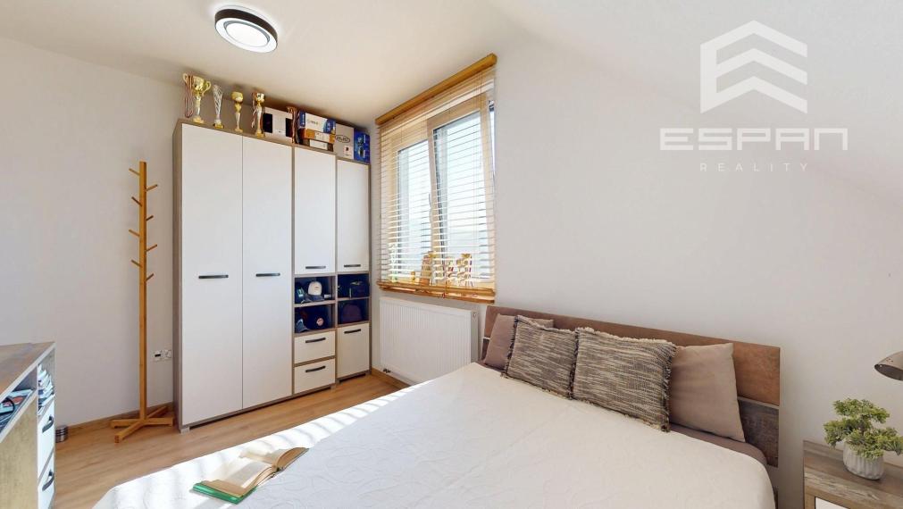 Veľkorysý rodinný dom s nerušeným výhľadom, bazénom a vlastnou prevádzkou autodielne