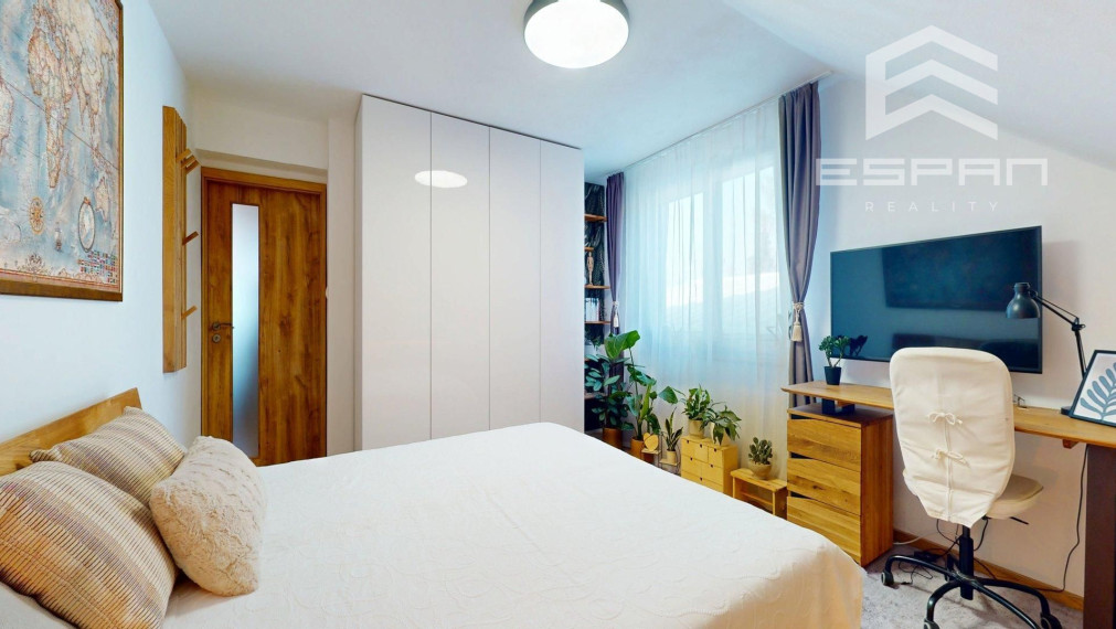 Veľkorysý rodinný dom s nerušeným výhľadom, bazénom a vlastnou prevádzkou autodielne