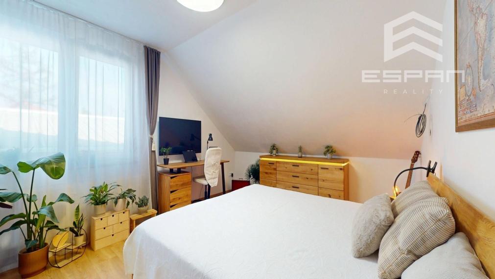 Veľkorysý rodinný dom s nerušeným výhľadom, bazénom a vlastnou prevádzkou autodielne