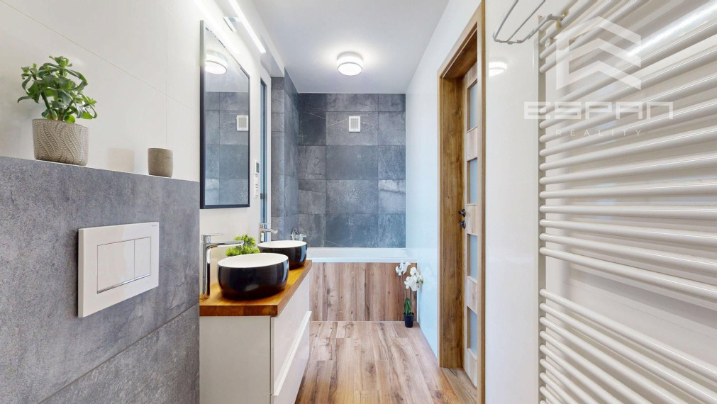 Veľkorysý rodinný dom s nerušeným výhľadom, bazénom a vlastnou prevádzkou autodielne