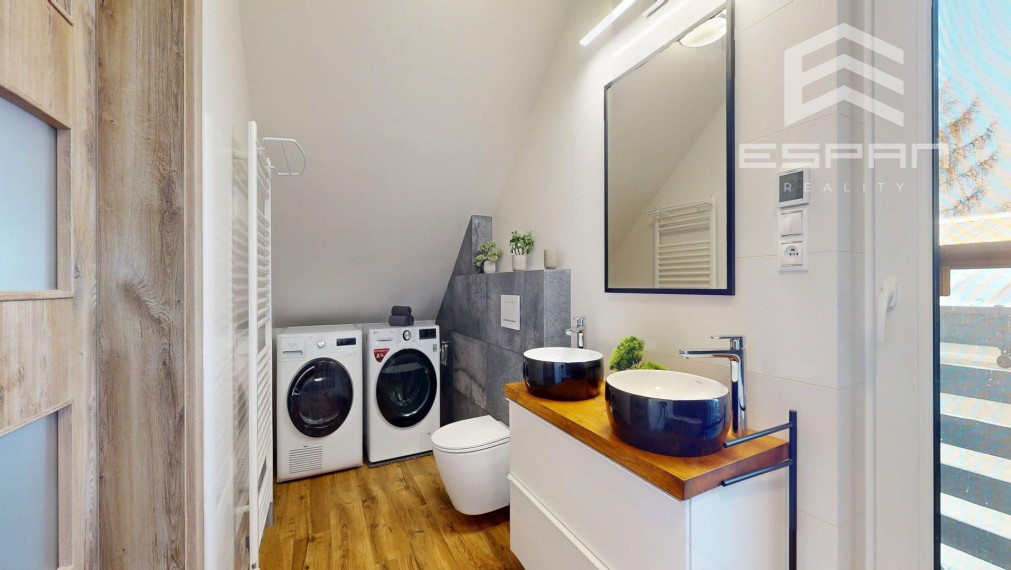 Veľkorysý rodinný dom s nerušeným výhľadom, bazénom a vlastnou prevádzkou autodielne