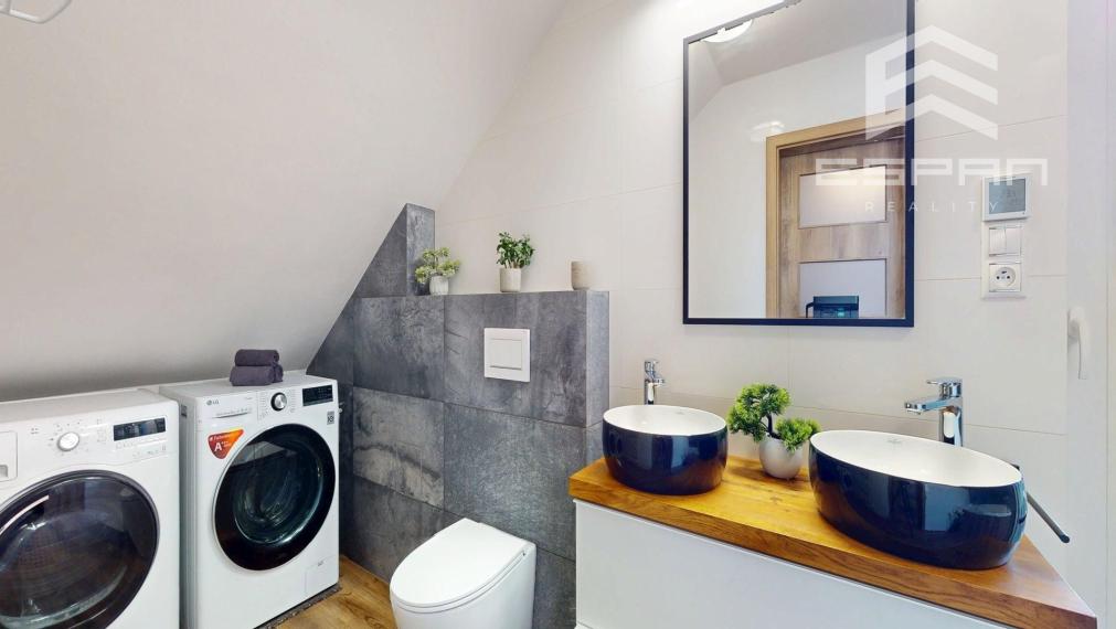 Veľkorysý rodinný dom s nerušeným výhľadom, bazénom a vlastnou prevádzkou autodielne