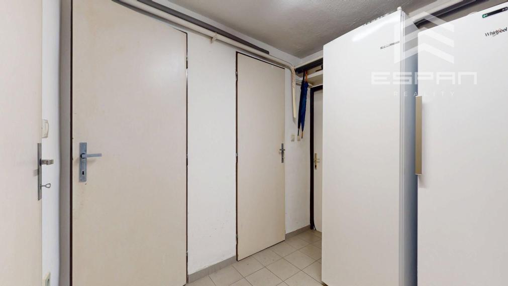 Veľkorysý rodinný dom s nerušeným výhľadom, bazénom a vlastnou prevádzkou autodielne