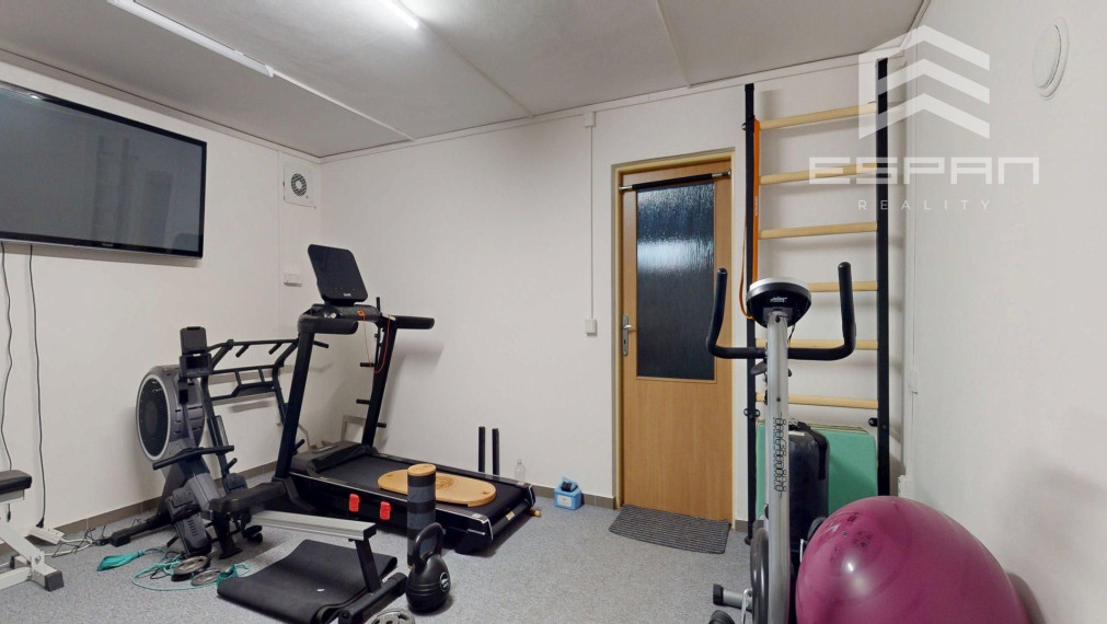 Veľkorysý rodinný dom s nerušeným výhľadom, bazénom a vlastnou prevádzkou autodielne