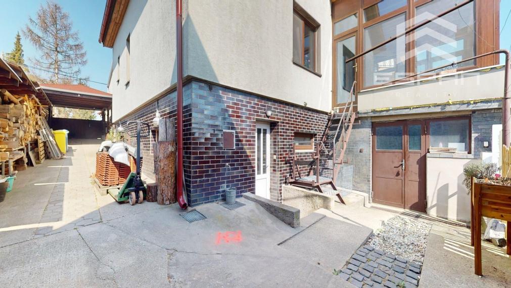 Veľkorysý rodinný dom s nerušeným výhľadom, bazénom a vlastnou prevádzkou autodielne