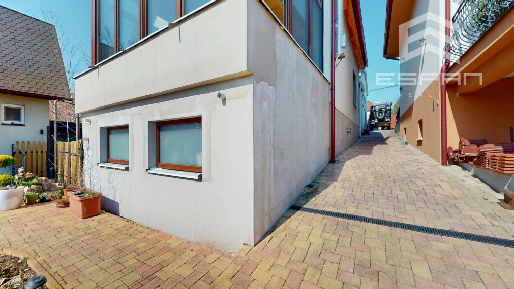 Veľkorysý rodinný dom s nerušeným výhľadom, bazénom a vlastnou prevádzkou autodielne