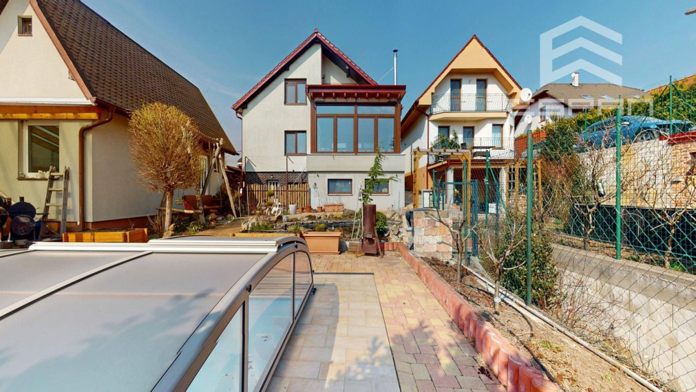 Veľkorysý rodinný dom s nerušeným výhľadom, bazénom a vlastnou prevádzkou autodielne