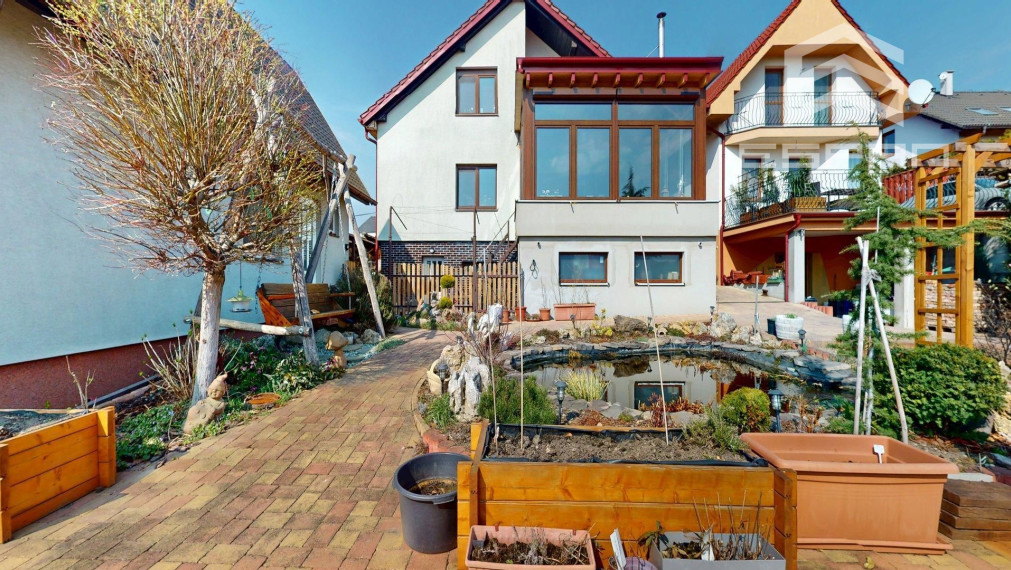 Veľkorysý rodinný dom s nerušeným výhľadom, bazénom a vlastnou prevádzkou autodielne