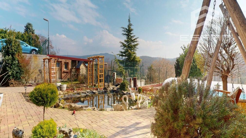 Veľkorysý rodinný dom s nerušeným výhľadom, bazénom a vlastnou prevádzkou autodielne