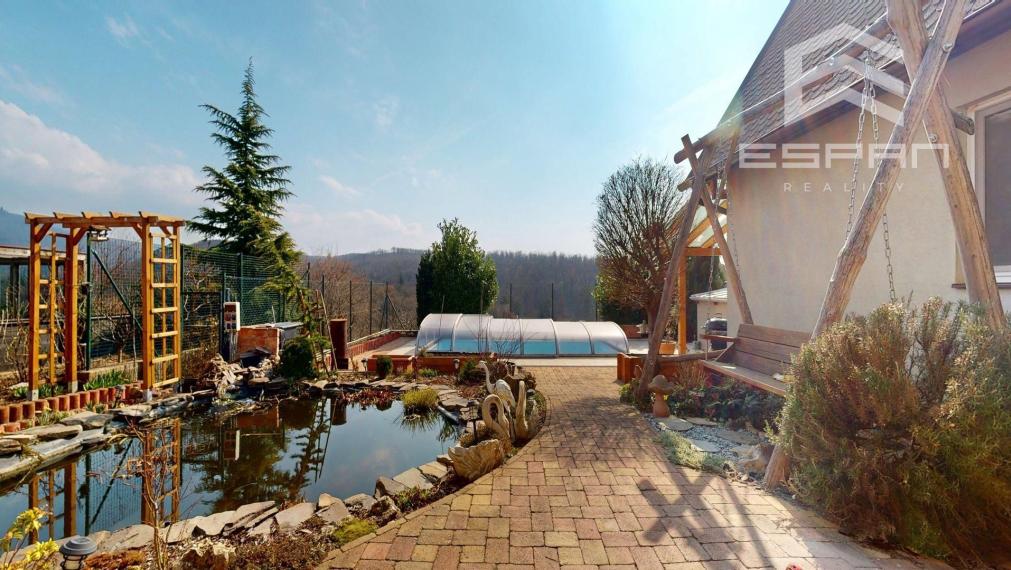 Veľkorysý rodinný dom s nerušeným výhľadom, bazénom a vlastnou prevádzkou autodielne