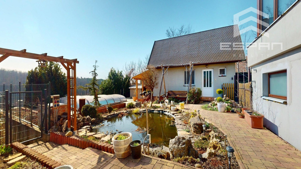 Veľkorysý rodinný dom s nerušeným výhľadom, bazénom a vlastnou prevádzkou autodielne