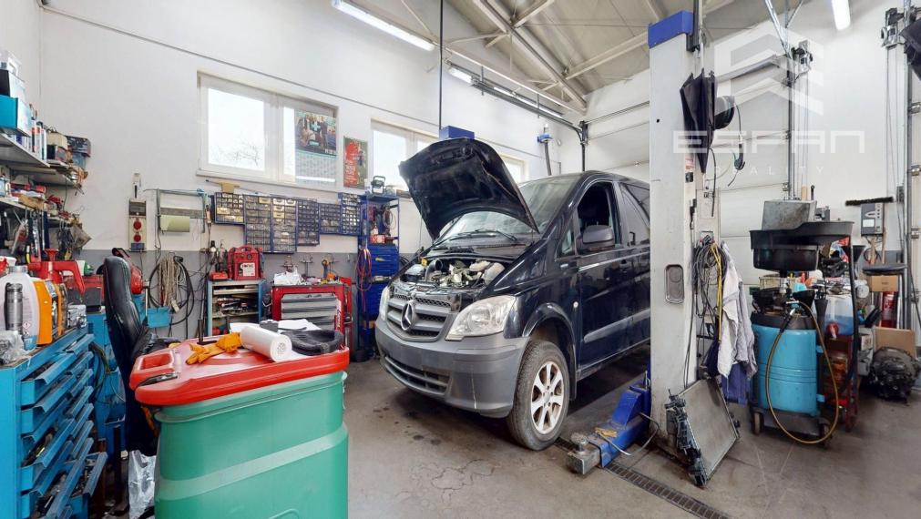 Veľkorysý rodinný dom s nerušeným výhľadom, bazénom a vlastnou prevádzkou autodielne