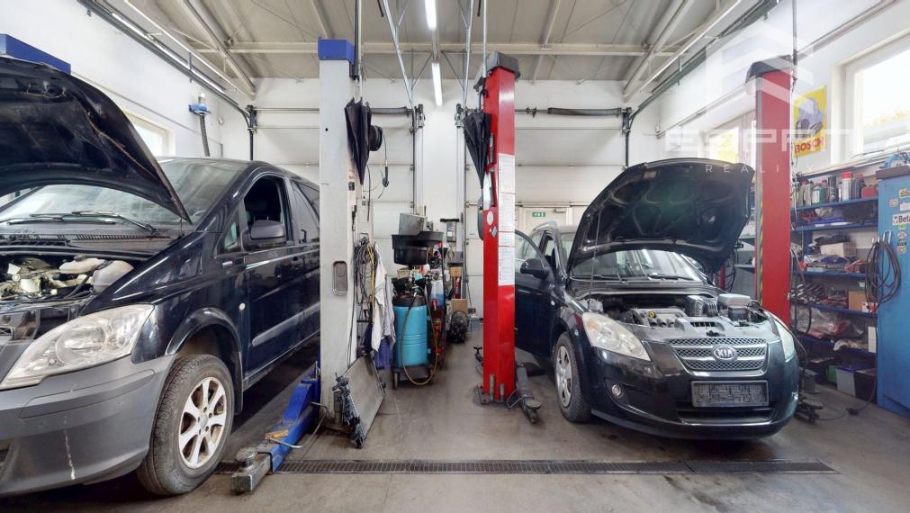 Veľkorysý rodinný dom s nerušeným výhľadom, bazénom a vlastnou prevádzkou autodielne