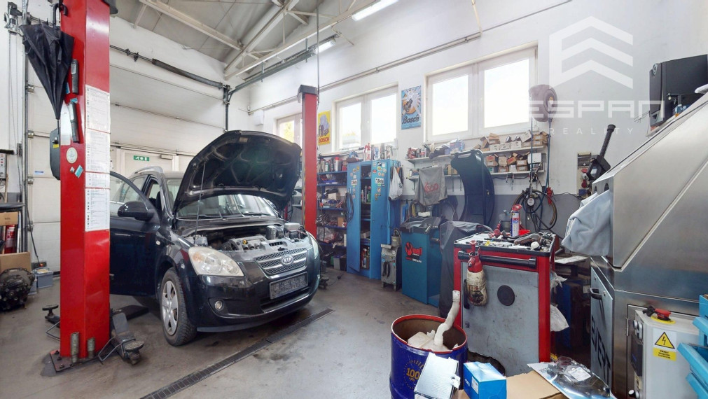 Veľkorysý rodinný dom s nerušeným výhľadom, bazénom a vlastnou prevádzkou autodielne