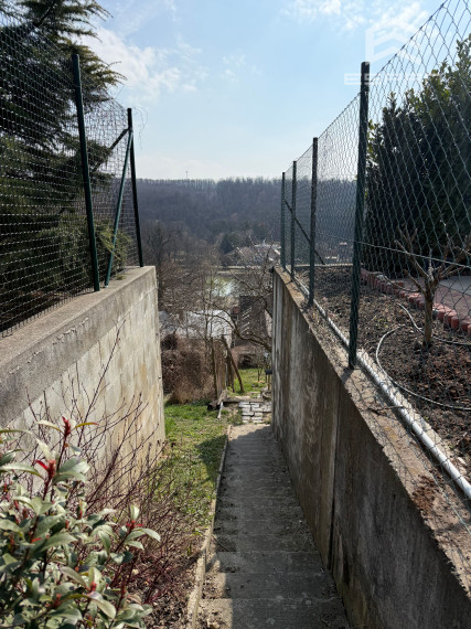 Veľkorysý rodinný dom s nerušeným výhľadom, bazénom a vlastnou prevádzkou autodielne