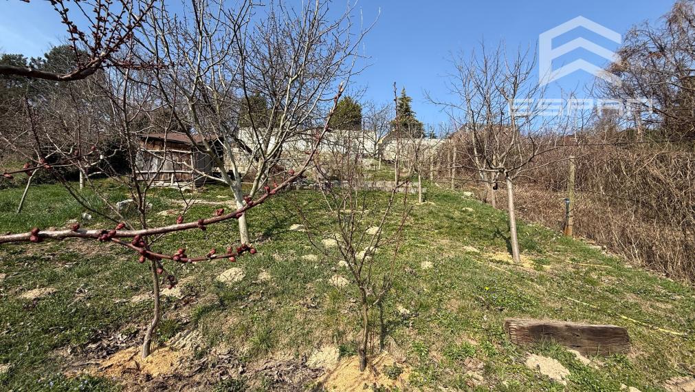 Veľkorysý rodinný dom s nerušeným výhľadom, bazénom a vlastnou prevádzkou autodielne