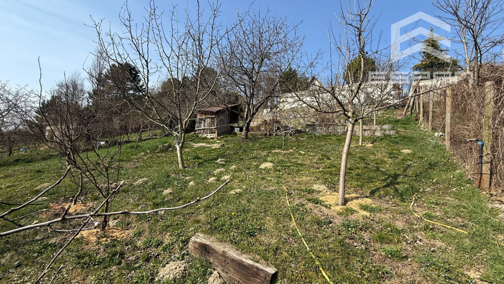 Veľkorysý rodinný dom s nerušeným výhľadom, bazénom a vlastnou prevádzkou autodielne
