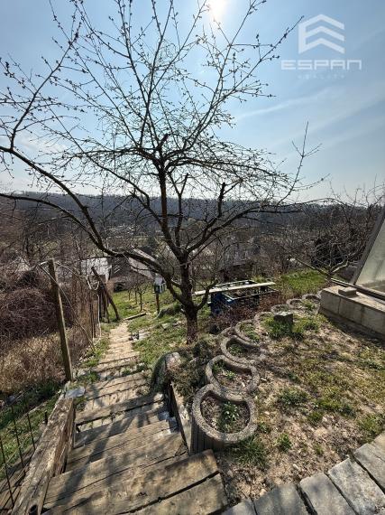 Veľkorysý rodinný dom s nerušeným výhľadom, bazénom a vlastnou prevádzkou autodielne