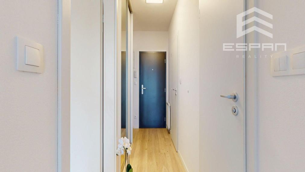 Moderný 2 izbový byt s balkónom, pivničnou kobkou aj parkingom
