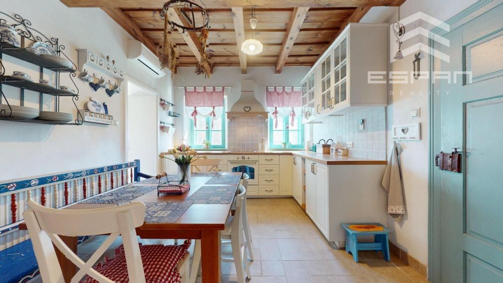 Rodinný dom z roku 1904 v zachovanom vidieckom štýle 