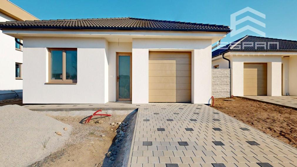  Rodinný dom s garážou a pozemkom o výmere 664 m2 v obci Láb!!!