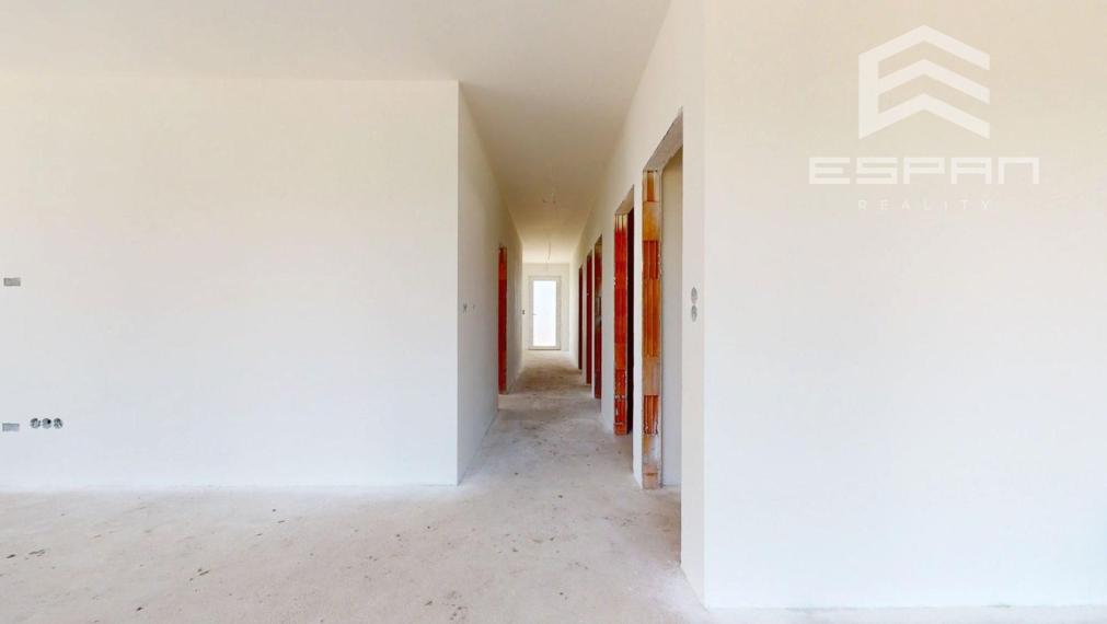  Rodinný dom s garážou a pozemkom o výmere 664 m2 v obci Láb!!!