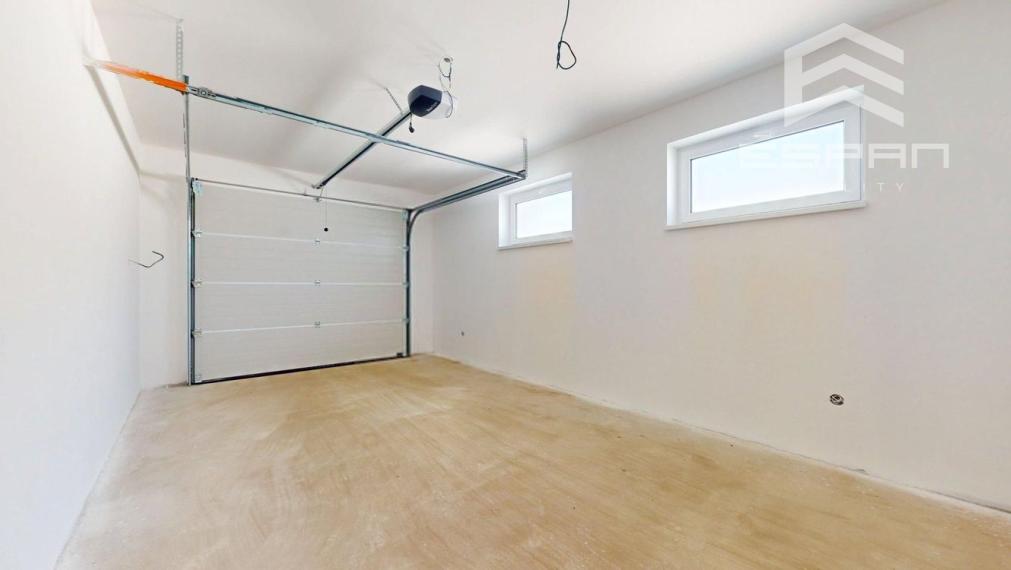  Rodinný dom s garážou a pozemkom o výmere 664 m2 v obci Láb!!!