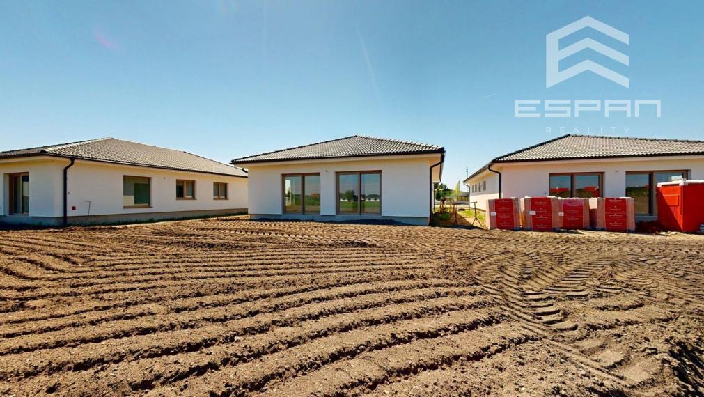  Rodinný dom s garážou a pozemkom o výmere 664 m2 v obci Láb!!!