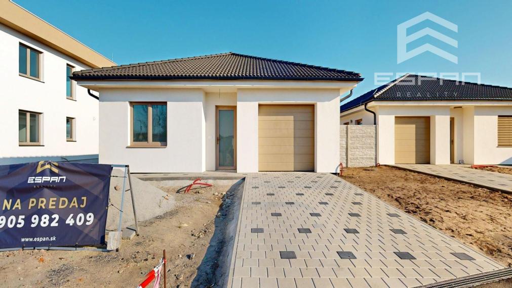  Rodinný dom s garážou a pozemkom o výmere 664 m2 v obci Láb!!!