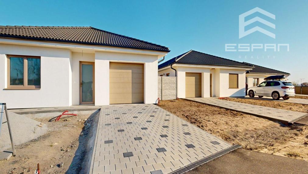  Rodinný dom s garážou a pozemkom o výmere 664 m2 v obci Láb!!!