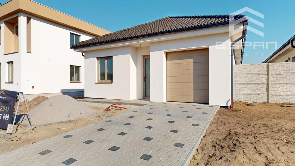  Rodinný dom s garážou a pozemkom o výmere 664 m2 v obci Láb!!!