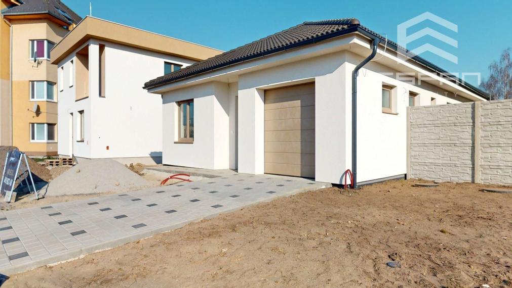  Rodinný dom s garážou a pozemkom o výmere 664 m2 v obci Láb!!!