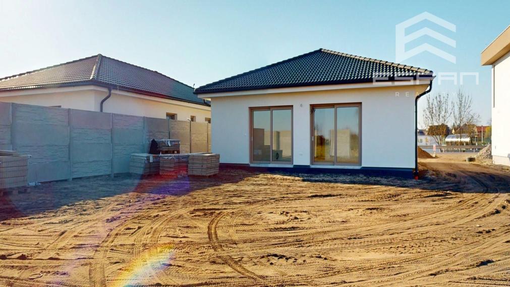  Rodinný dom s garážou a pozemkom o výmere 664 m2 v obci Láb!!!