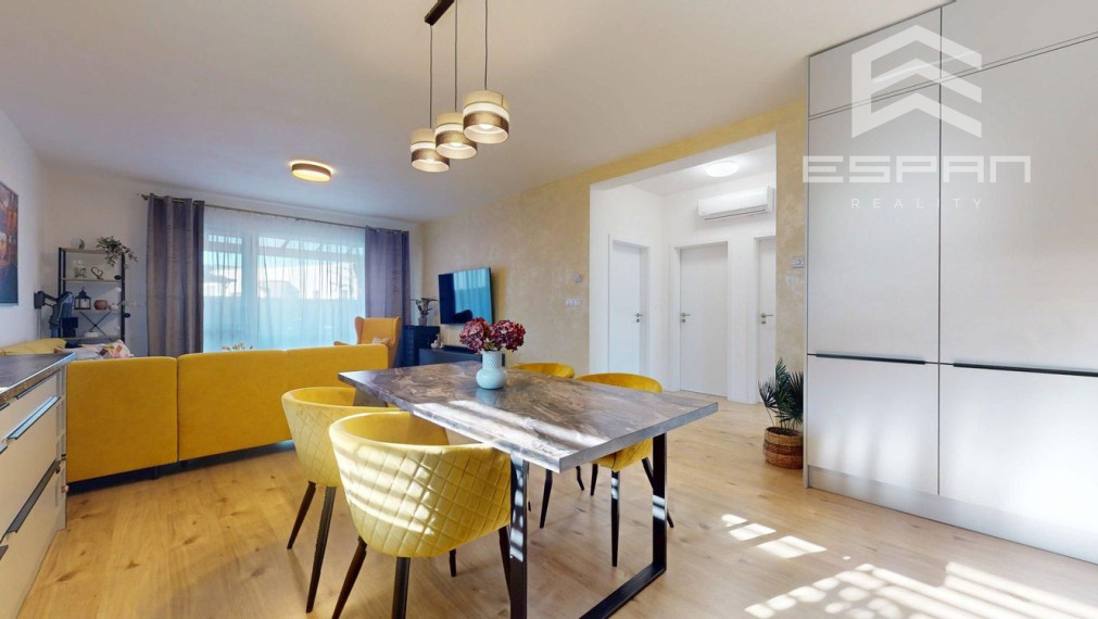 Moderný 3 izbový byt s predzáhradkou a parkovaním pre 2 autá/ Kostolište