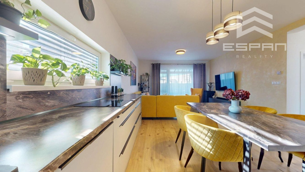 Moderný 3 izbový byt s predzáhradkou a parkovaním pre 2 autá/ Kostolište