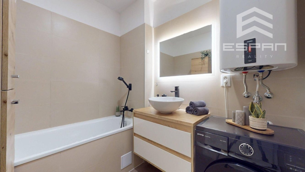 Moderný 3 izbový byt s predzáhradkou a parkovaním pre 2 autá/ Kostolište
