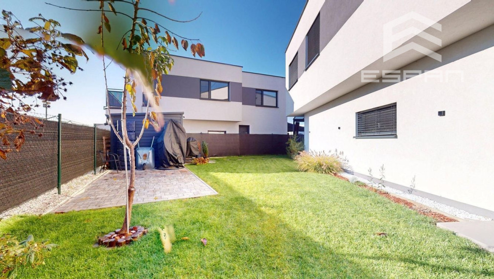 Moderný 3 izbový byt s predzáhradkou a parkovaním pre 2 autá/ Kostolište